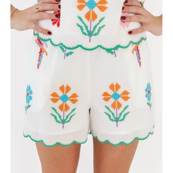 j. marie Pants - J. Marie Tessie Shorts Embroidered Cross-Stitch Floral Parrot Scallop Trim L NEW